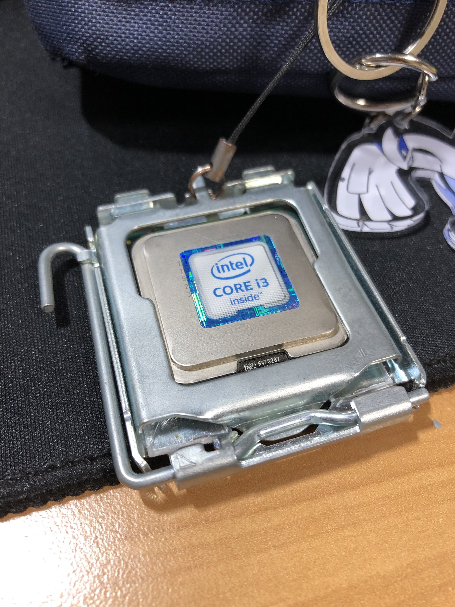 エンター Enter パソコンのジャンカーがよく作っているcpuキーホルダー I3の6100のエンブレムシール貼ってますが中身はcore 2 Duoのe6000番台が付いています Lga775ですね Cpuキーホルダー キーホルダー ジャンク自作pc T Co 56rudwehkp エンター Enter パソコンのジャンカーがよく作っているcpuキーホルダー I3の6100のエンブレムシール貼ってますが中身はcore 2 Duoのe6000番台が付いています Lga775ですね Cpuキーホルダー キーホルダー ジャンク自作pc T Co 56rudwehkp