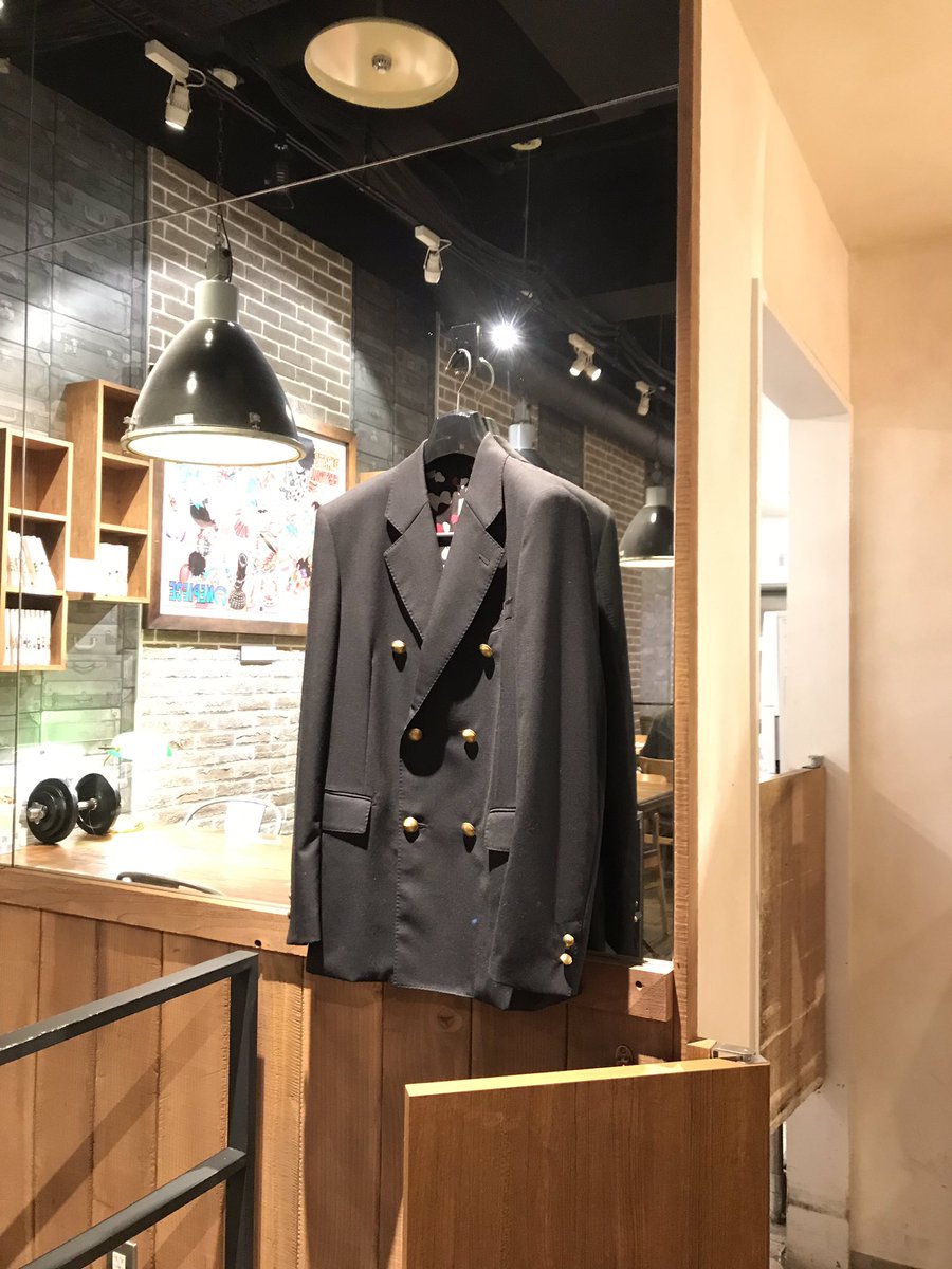 すのこ 内装もめっちゃ楽しくて Cafe Mugiwara には一味の小物が飾ってあったり サンジ君のレストランにはバラティエ卓とかアラバスタの海楼石の檻の卓とかがあった 海列車の卓に座ってみたかったおたくだった