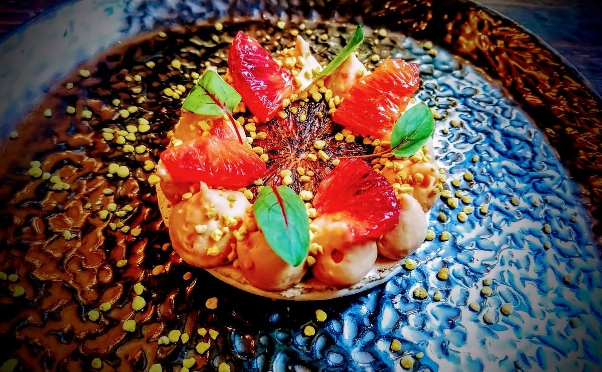 Today's special, Blood orange and bee polen #macaron! What a beauty 😍