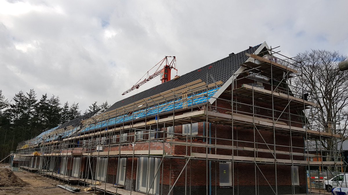 Ook in plandeel west van ons project 90 woningen #DeGroeneHoogte in #Soesterberg zijn we gestart met het aanbrengen van de dakpannen #Heilijgers #Wencop