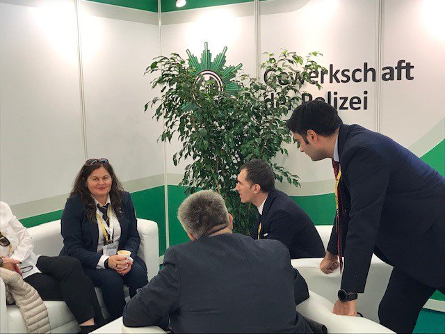 Meinungsaustausch garantiert: Die #Polizeigewerkschaft #GDP ist mit ihrem Stand auf dem #epk19 vertreten. Die internationale Konferenz bespricht #InnereSicherheit im Zeitalter der Krisen.  <a href="/GdPPresse/">GdP Pressestelle</a> <a href="/jorg_radek/">Jörg Radek</a> <a href="/GdP_Dir4/">GdP Direktion 4</a> <a href="/GdPBayern/">GdP Bayern</a> #Polizei