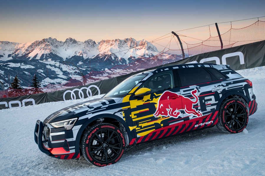AutospectrumNL's tweet photo. Spectaculair: Audi e-tron beklimt extreem steile ski-afdaling https://t.co/vOJFR309DS
#audi #etron #technologydemonstrator #suv #elektrischeauto #quattro #mattiasekström #streif #mausefalle #hahnenkammrennen https://t.co/t0PVOpm38t