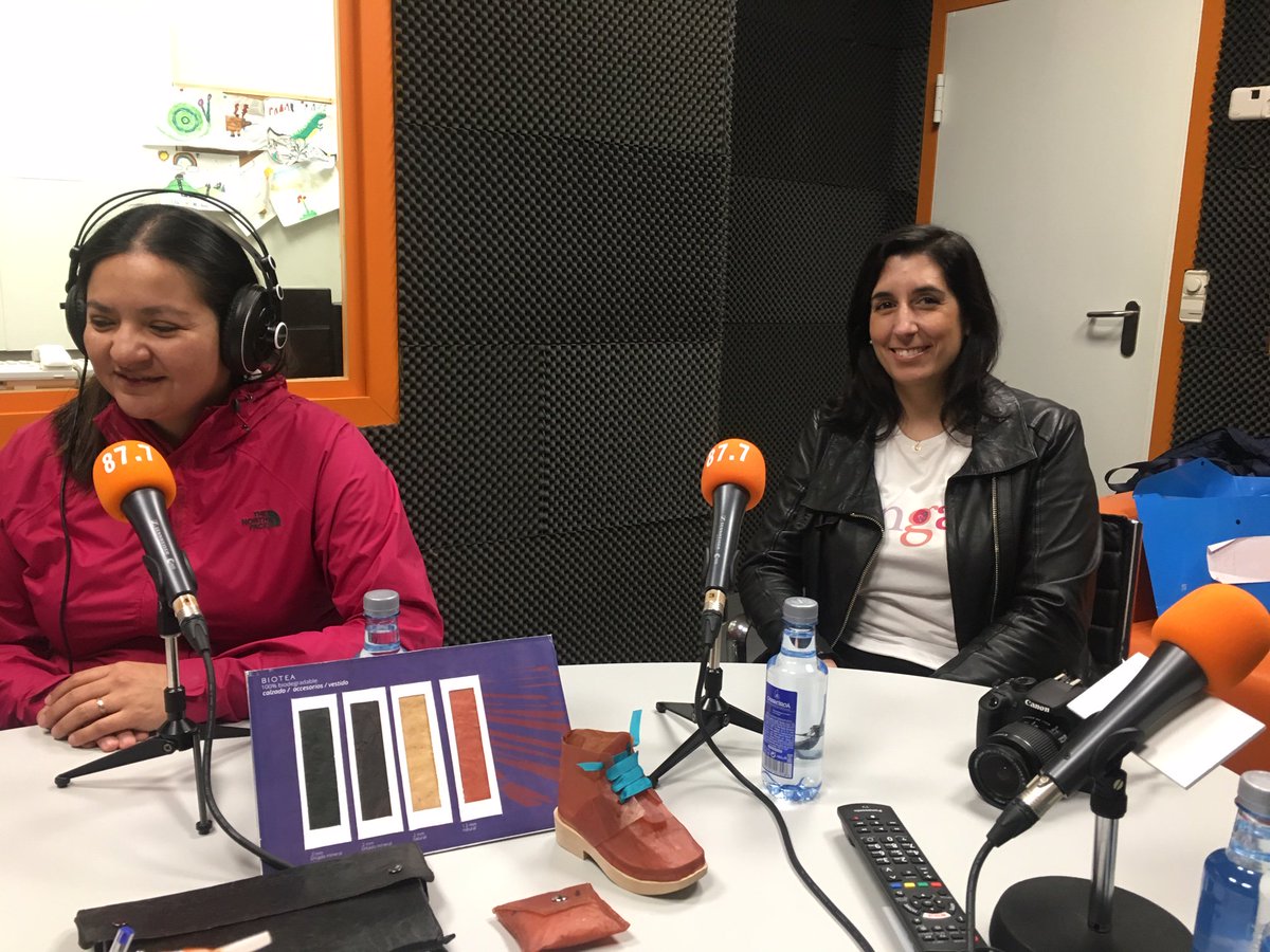 Intercoruna's tweet photo. Marcos Daporta e Inda Alvarado, estudiantes del IES Fernando Wirtz, y su profesora Serxia Lage, nos presentan su #biotea a base de hongos. Con Fungal Biomaterials han ganado el premio Emprende en FP de la Consellería de Educación @Xunta y la @fundacionrepsol 👏👏 https://t.co/BB2zmYErRF