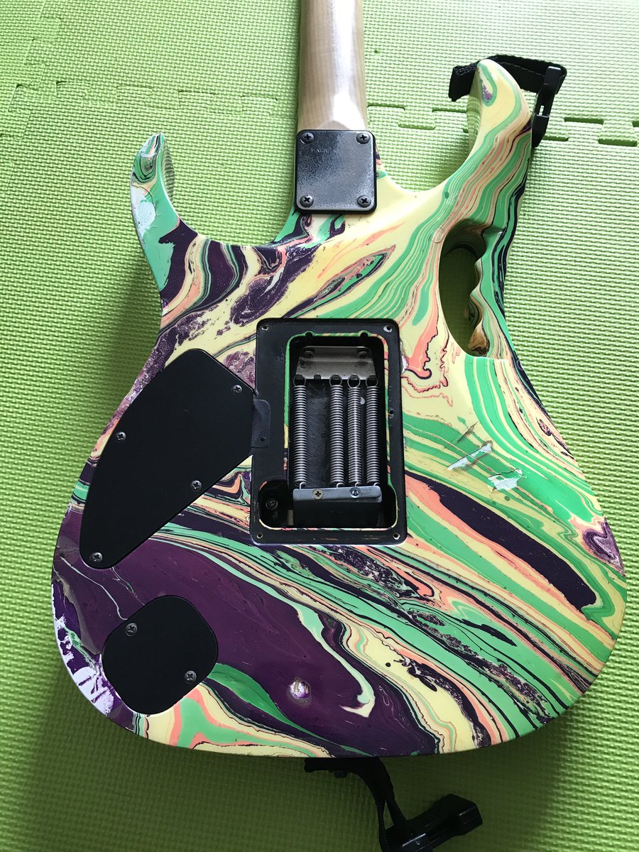 Guitarman 1kawa マルチカラー教 音出してみました ヘッドホンですが バスウッドにpaf Proですが 白jemのevolutionより低音が出ていて 良い歪みしてます セレクターの接触が悪く フロントは出たり出なかったりで ガリもあり 正直状態は