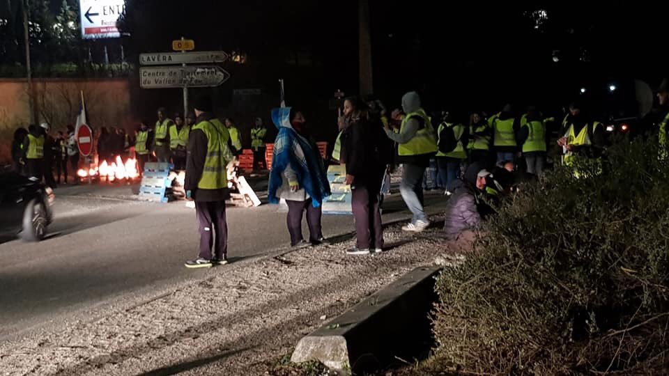GiletsJaunesGo's tweet photo. 🔴 Deux raffineries bloquées ce matin par les #GiletsJaunes dans les Bouches-du-Rhône [13], dont celle de Lavéra, près de Martigues. #Raffineries #BlocageNational https://t.co/Jmb1N5So6D