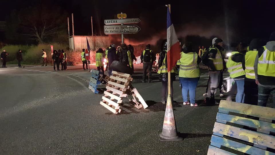 GiletsJaunesGo's tweet photo. 🔴 Deux raffineries bloquées ce matin par les #GiletsJaunes dans les Bouches-du-Rhône [13], dont celle de Lavéra, près de Martigues. #Raffineries #BlocageNational https://t.co/Jmb1N5So6D