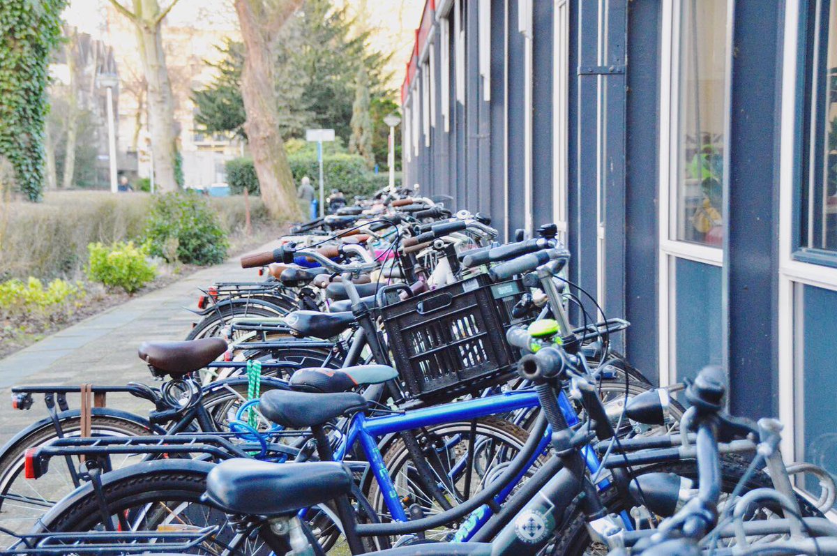 modacitylife's tweet photo. Today was our son’s first day of school in the Netherlands.

Here are scenes from his (direct, seamless, and almost entirely segregated) 2.5 km bike commute from Hof van Delft to Voorhof.

Small wonder over 80% of his peers also cycle to school every day!

https://t.co/wKAtppPFDC https://t.co/gEU9PvOBDD