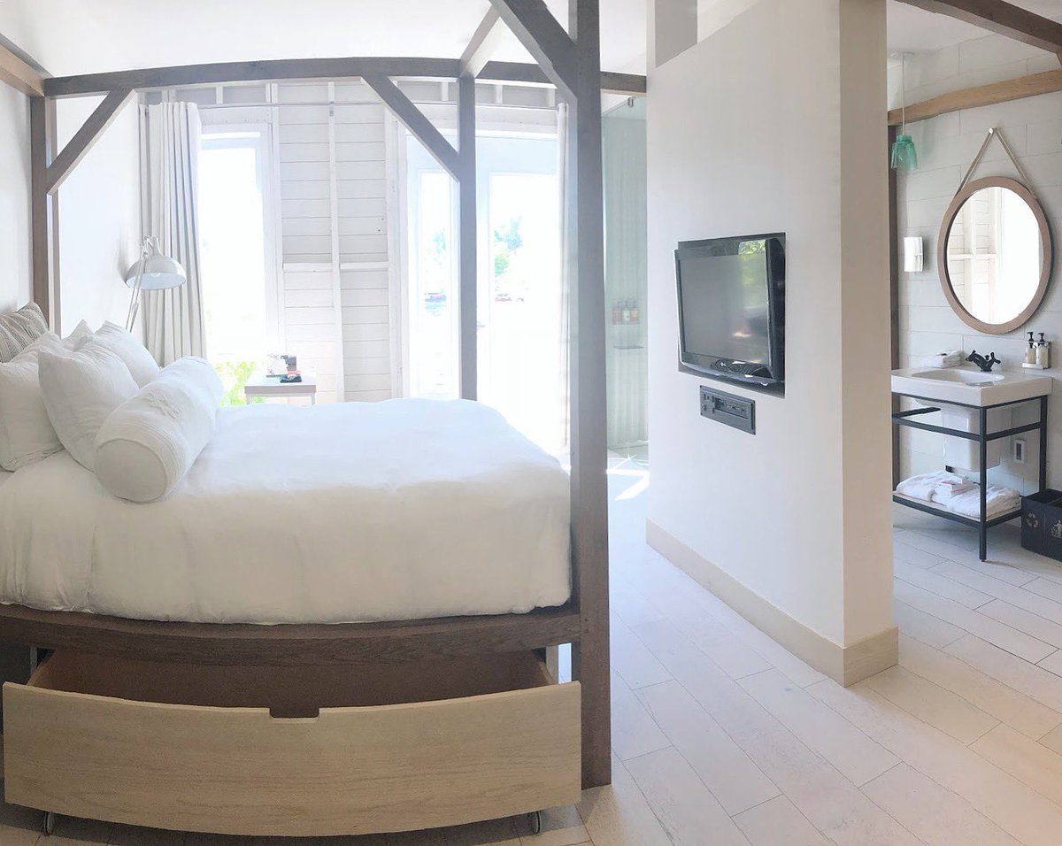 ifiwent's tweet photo. At Le Germain Charlevoix, stay in a farm-facing room, featuring a chic, white-on-beige farmhouse design.📍

https://t.co/DnwL88NXAT

#ifiwentiwould #quebec #canada #travel #beautifulhotels #farmhotel https://t.co/Ae6jjA63Oe
