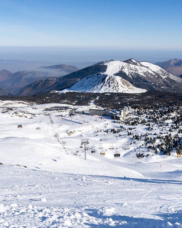 npyski's tweet photo. Le ski avec vue, c'est à @lapierrestmartin ! 😍 Prenez le temps de contempler le paysage entre deux virages, ça vaut le coup d'œil ! #npy
.
📷 : @thibautchambe
.
#pyrenees #lapierrestmartin #bearnpyrenees #nouvelleaquitaine #neige #soleil #ski #snow #i… https://t.co/OKHPPGvMB8 https://t.co/JTcBkWLNxu