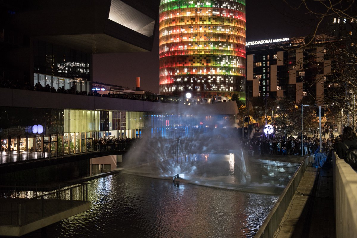dissenyhub's tweet photo. Este fin de semana, el #LlumBCN19 llenó las calles de #Poblenou de magia a través de la luz y el trabajo de diseñadores y arquitectos internacionales. ¡Os dejamos con algunas de las mejores imágenes! 📸 Marta Oliva
#Barcelona #Innovación #Creatividad https://t.co/fR8bkBgJUB