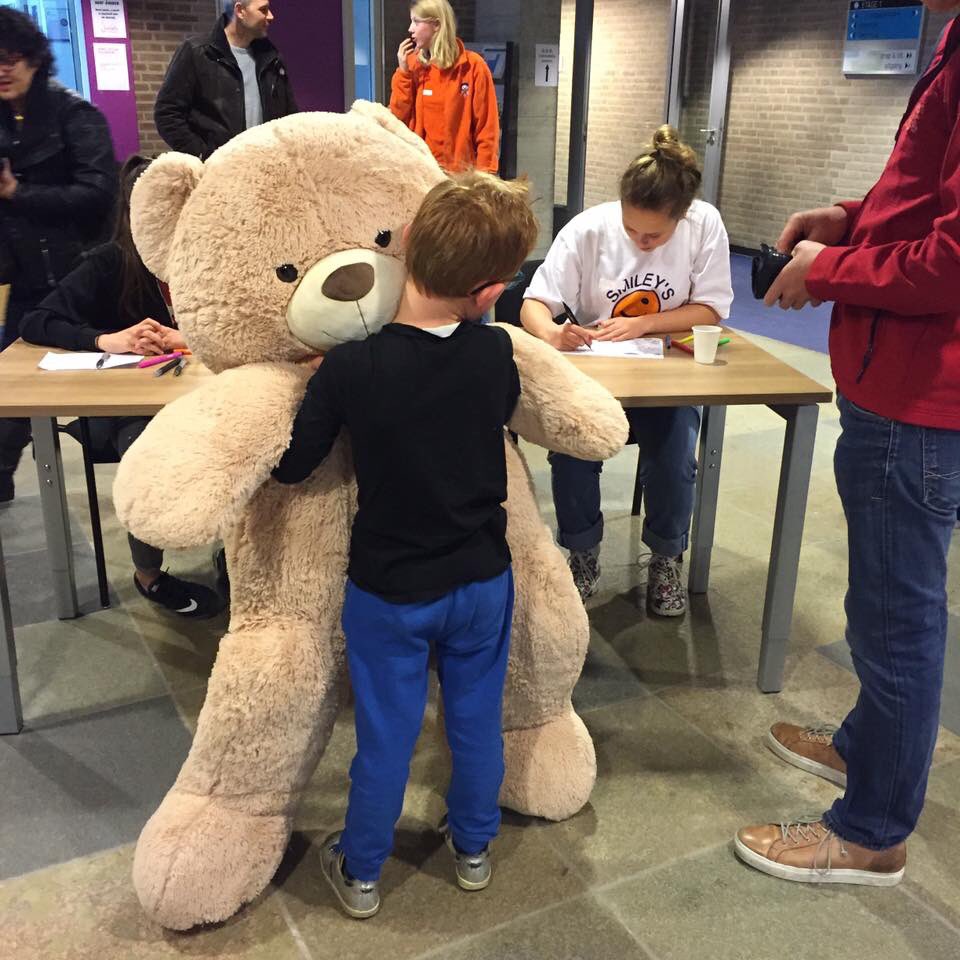 Zit jij in groep 1 t/m 4, en is jouw pop of knuffel ziek of wil je hem gewoon even laten nakijken? Kom op zaterdag 16 maart naar het #poppenconsultatiebureau!

Onze poppendokters zijn aanwezig bij het consultatiebureau in Perron-3. De kosten bedragen €2,50 per kind.