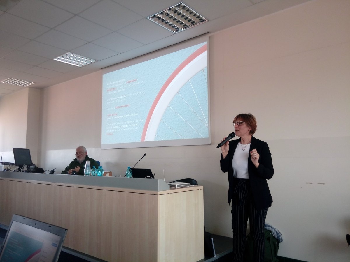 Ecco la founder di <a href="/FreelanceNetIT1/">FreelanceNetIT</a> che introduce il network al corso dell'Ordine dei giornali "Conoscere e usare strumenti software e tool gratis per i giornalisti". E tra poco parliamo anche io e <a href="/AleBoiardi/">Alessandra Boiardi</a> di #wordpress e #giornalismo