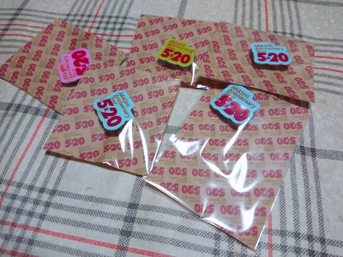 sklove3104's tweet photo. 嵐ハンドメイドプレゼント企画🎁
5×20verプラ板のバッチ&amp;レターセットのセットでプレゼントします✨
バッチは余ってるものなので色は写真の中から1つです。
応募方法や詳細は画像を見てください❗
たくさんの参加お待ちしてます✋
#嵐ハンドメイド 
#さとかなhandmade https://t.co/DNzTfbizow