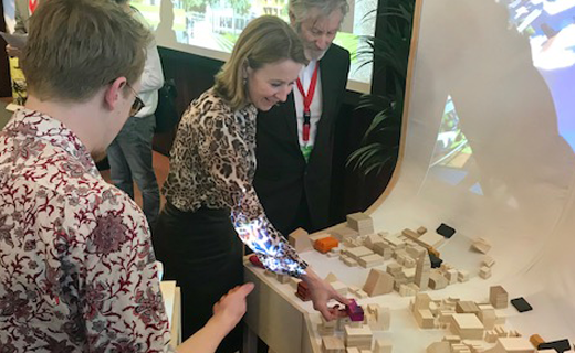 Met een interactieve installatie presenteren HKU alumni bij het Living Lab Utrecht aan o.a. staatssecretaris <a href="/SvVeldhoven/">Stientje v Veldhoven</a> van het <a href="/MinIenW/">Ministerie van Infrastructuur en Waterstaat</a> een frisse blik op de toekomst van het nieuwe Utrechtse Beurskwartier. Meer weten?-> bit.ly/2XdlDzB