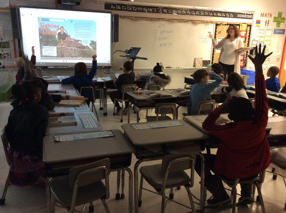 shollis0301's tweet image. @CSDSenators @DrKellyGreen shared read in 2nd grade whose doing the work?....they are. #csdchat #engaging