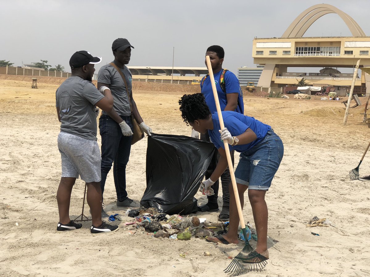 AshesiLeoClub's tweet photo. The @AfricanTransfom in collaboration with @AshesiLeoClub and @ahoteproject spent last week Saturday at Borla Beach picking litter and helping to restore the natural beauty of the beach.
Kudos to all who contributed to the activity.
#AshesiLeos
#WeServe
#GhanaLions
#District418 https://t.co/Mw2kjTVhWa