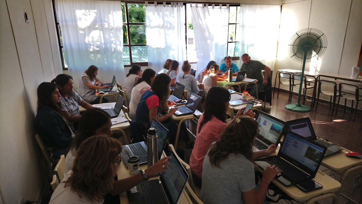 Guille_Martin83's tweet photo. En nuestro 2DO Encuentro Presencial trabajamos junto a docentes de Nivel Primario y Secundario para aprender a Programar en Scratch @CiieGuamini @BAeducacion @VicZorraquin #Creatividad #Lògica #Programaciòn https://t.co/z8sS6Uw5pL