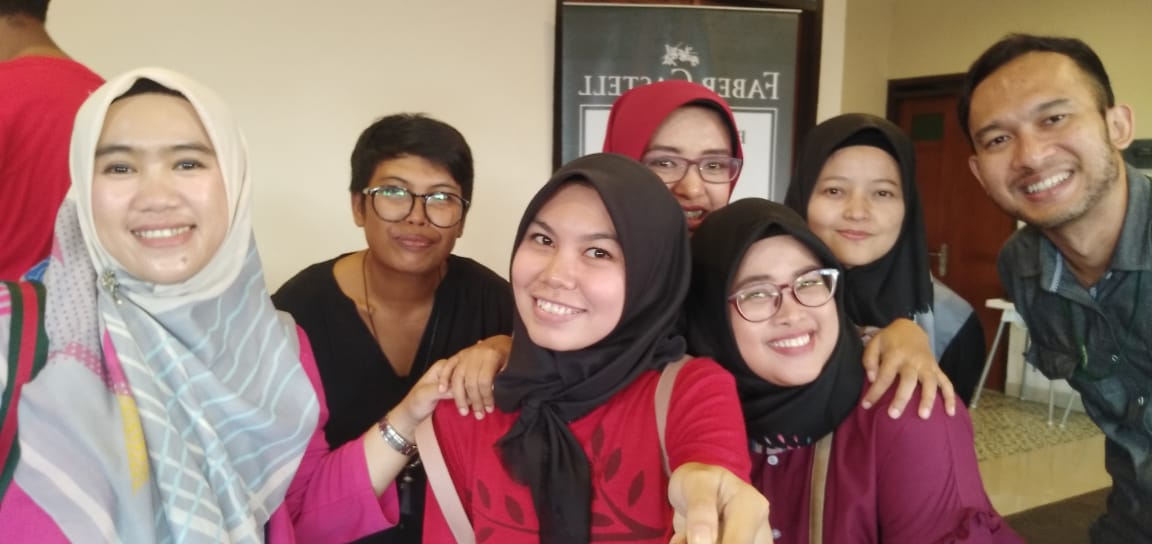 tianlustiana's tweet image. Keseruan tadi siang bareng #emak2Blogger Bandung diacara @FaberCastell_id 

#fabercastellctl