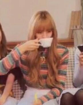 ya boş yapmayan kimse saç tokaları kullandınız diye sizi öldürecek değil çalıntı yhaa yapan da olmadı sadece BLACKPINK BUNU TREND YAPTI o kadar