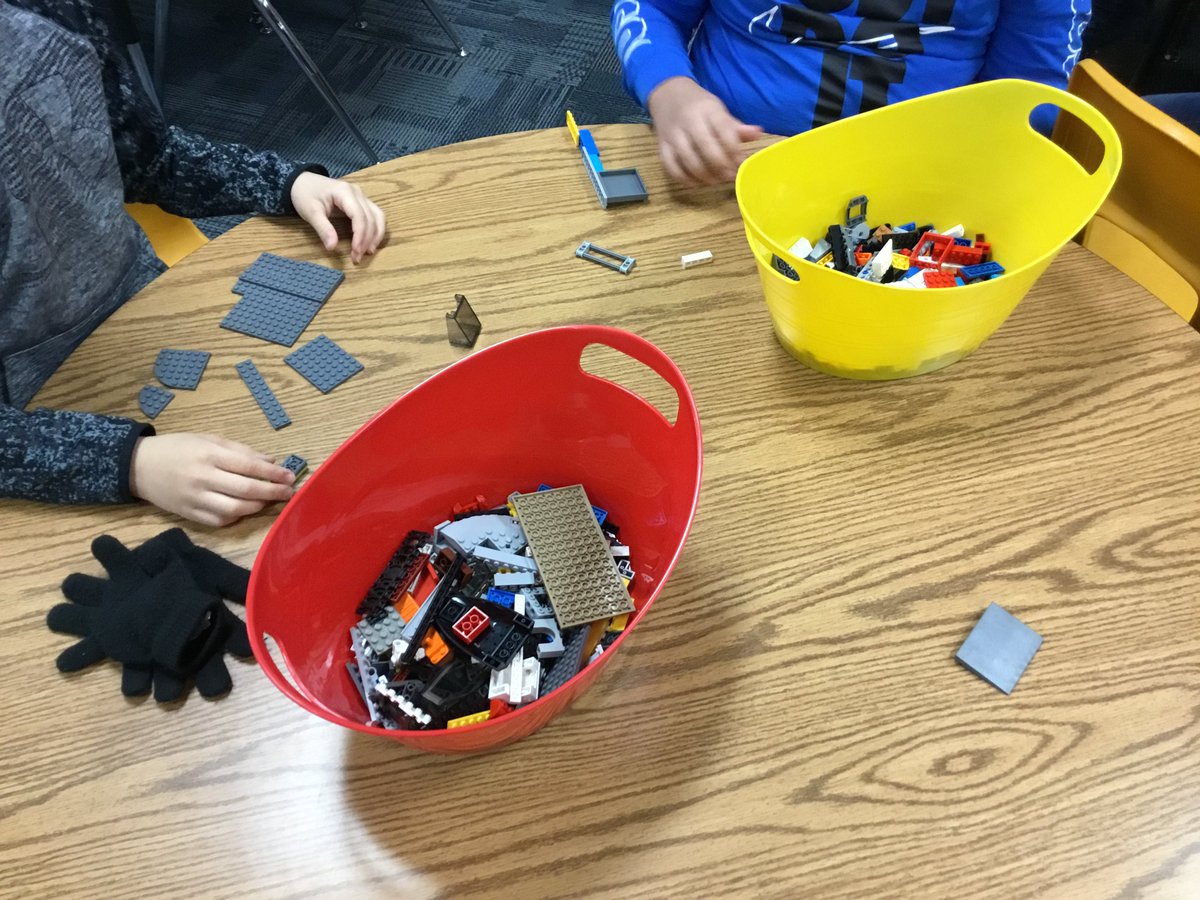 Maker Space in the Library - What a great way to start the week.
#GISDLibraries #WeAreGisd  #LeadGrowServe