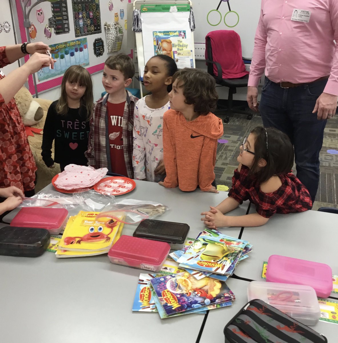 MrsBoosSMSD's tweet photo. Happy Valentine's Day from Kindergarten! @BrookridgeSMSD https://t.co/RU9D5Aoyvu