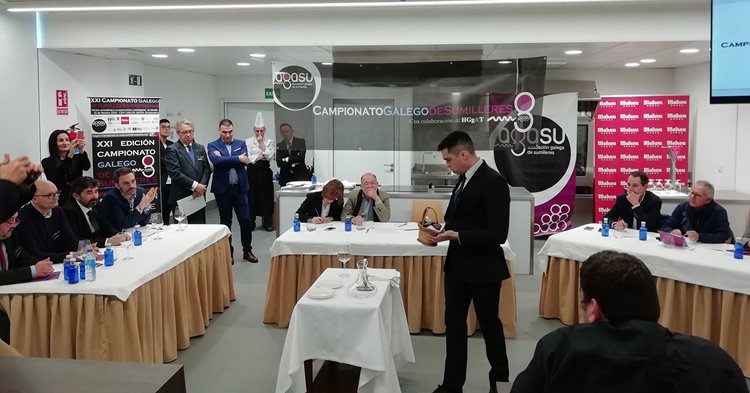 CRDO_Ribeiro's tweet photo. "O C.R.D.O. #Ribeiro colabora co XXI Campionato oficial de Galicia de #Sumilleres". Juan Manuel Casares, presidente da D.O. máis antiga de #Galicia, participou onte como xurado no campionato galego de sumilleres organizado por #AGASU 👉 https://t.co/IqxtWyE53I https://t.co/icgHzsROUn