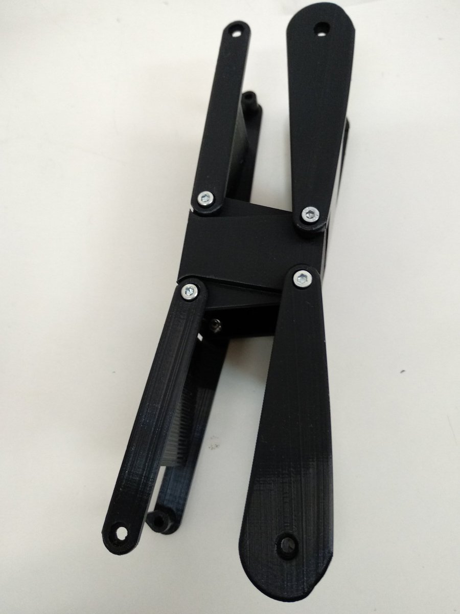 ionhs_FP's tweet photo. La rodilla del #robot #Pacifistabot tiene muchos tornillos, pero encajan perfectos, así da gusto https://t.co/QVZ0FIbdOl