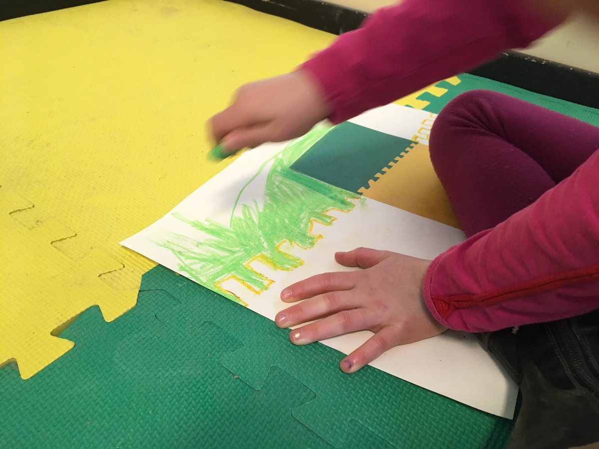 hardopkijken's tweet image. Leren kijken. De kleuters leren fotograferen. Wat staat er op de de foto? Maar ook, wat staat er NIET op de foto. #onderzoeken #observeren