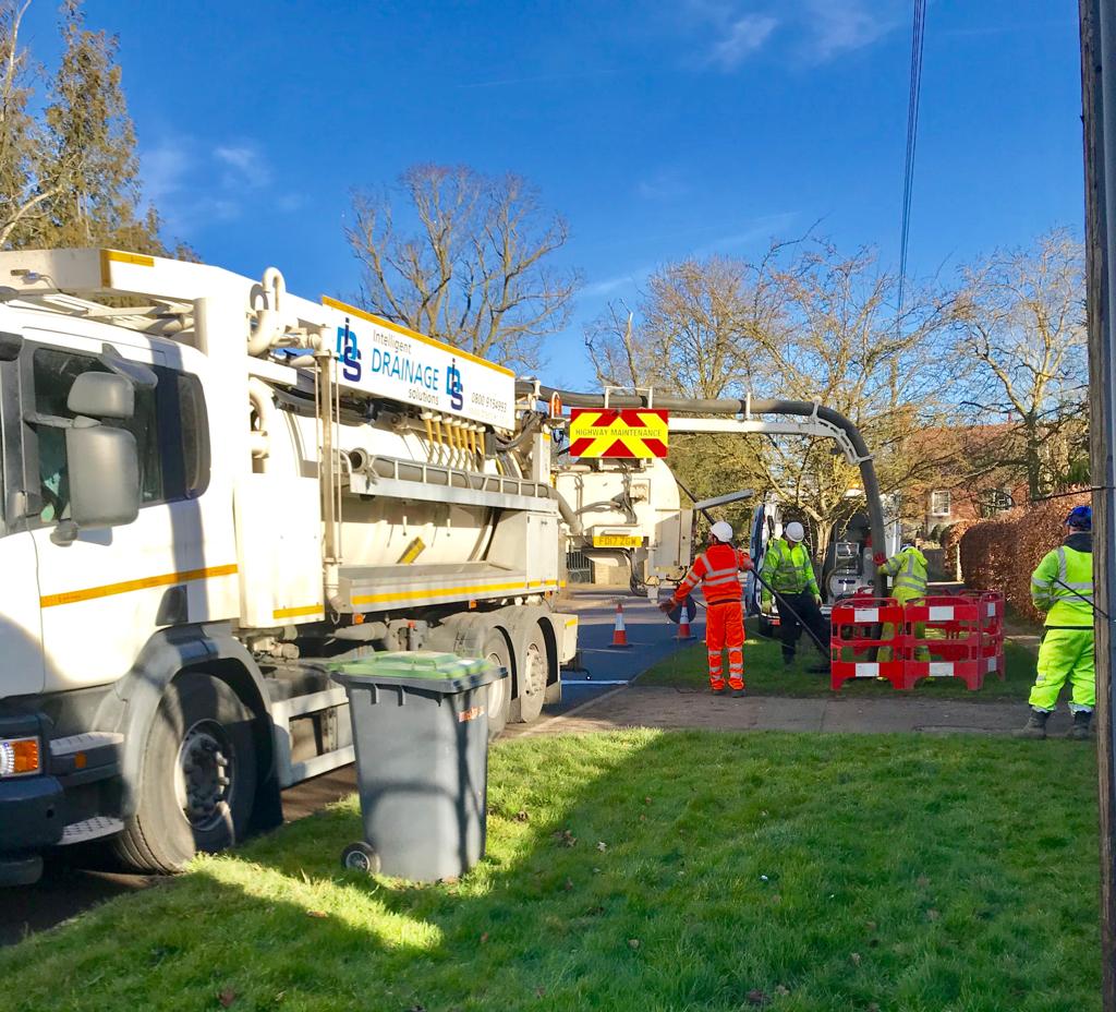 Drainsids's tweet photo. Intelligent Drainage Solutions Ltd working hard to resolve a long term flooding issue on our local highways for @LincolnshireCC 

#IDS #Intelligentdrainagesolutionsltd #outsideoffice #teamworkmakesthedreamwork #CCTVSurvey #recyclerunit https://t.co/4J8SDeIcym