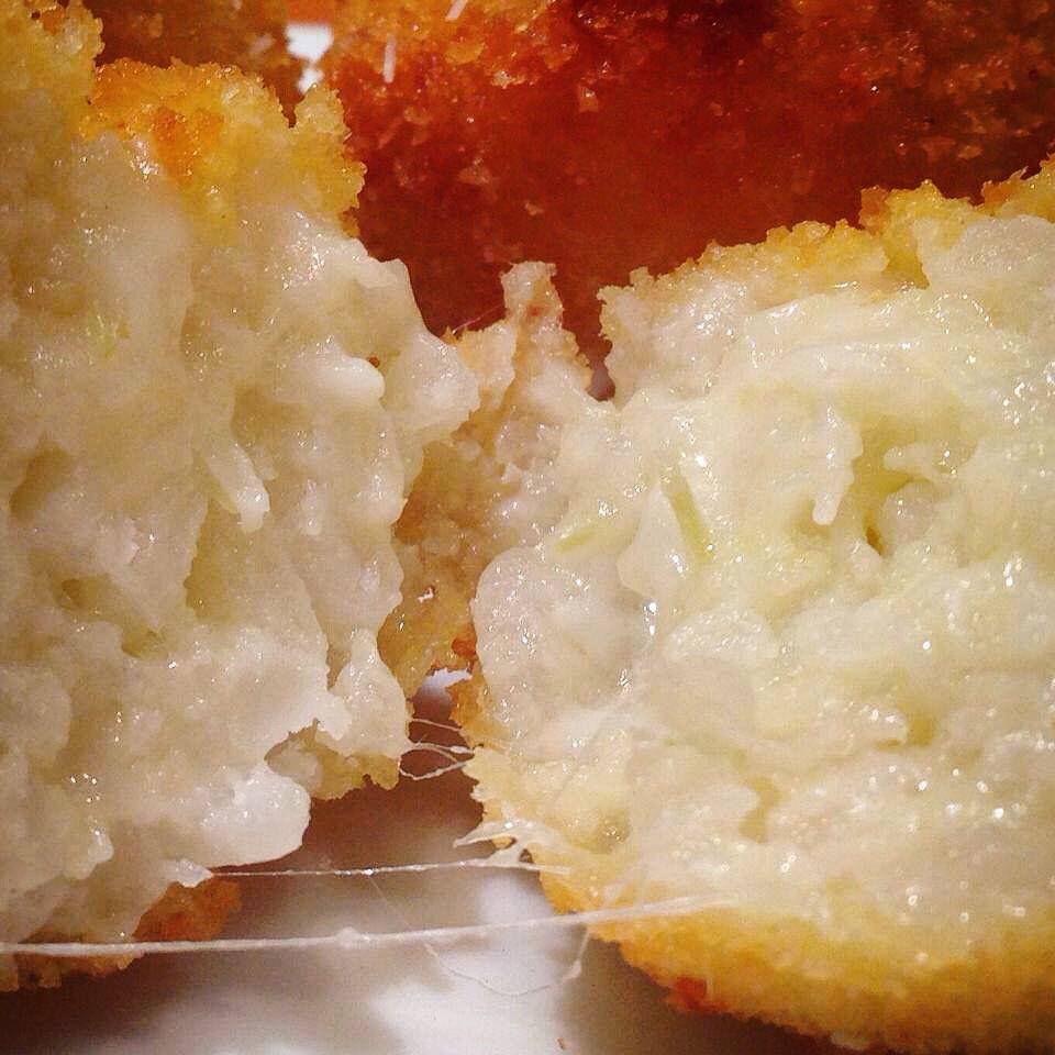 Inside the elusive Risotto Ball @PastariaTN 🧀👀 #cheesy #arancini #risottoballs #sortaclosetoitaly #pastarianashville #pastaria