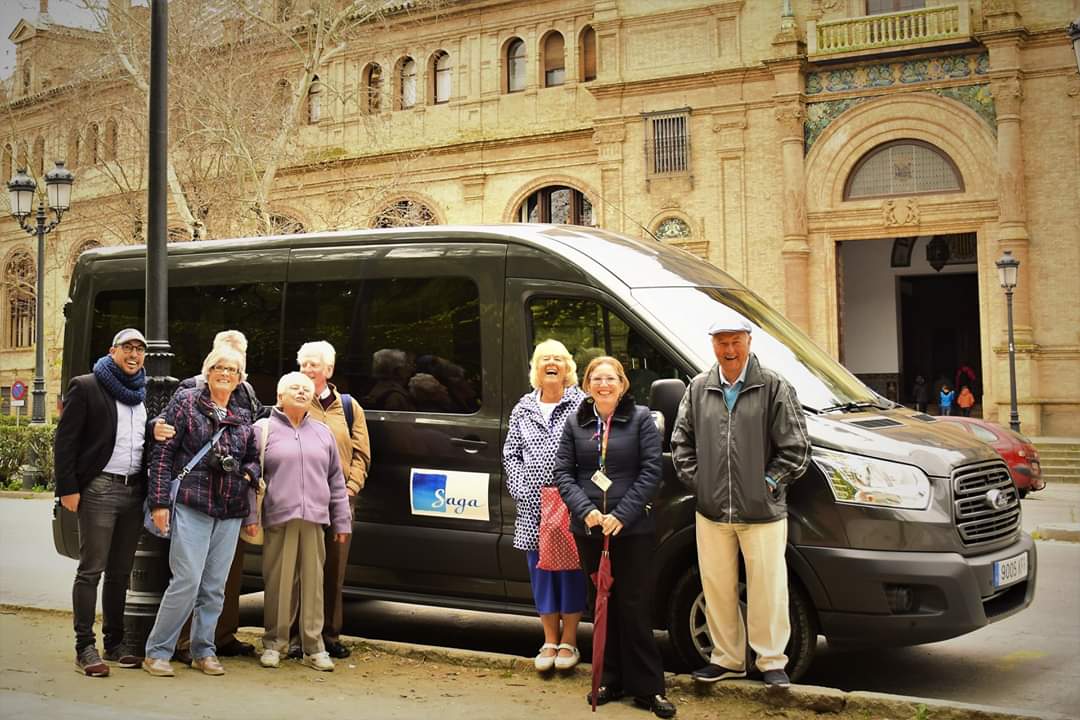 Visita privada en Sevilla con clientes británicos.

Transporte, Asistente y Guía Local de Thursa.
#destinohuelva
#novamosaparar
#Huelva
#turismohuelva