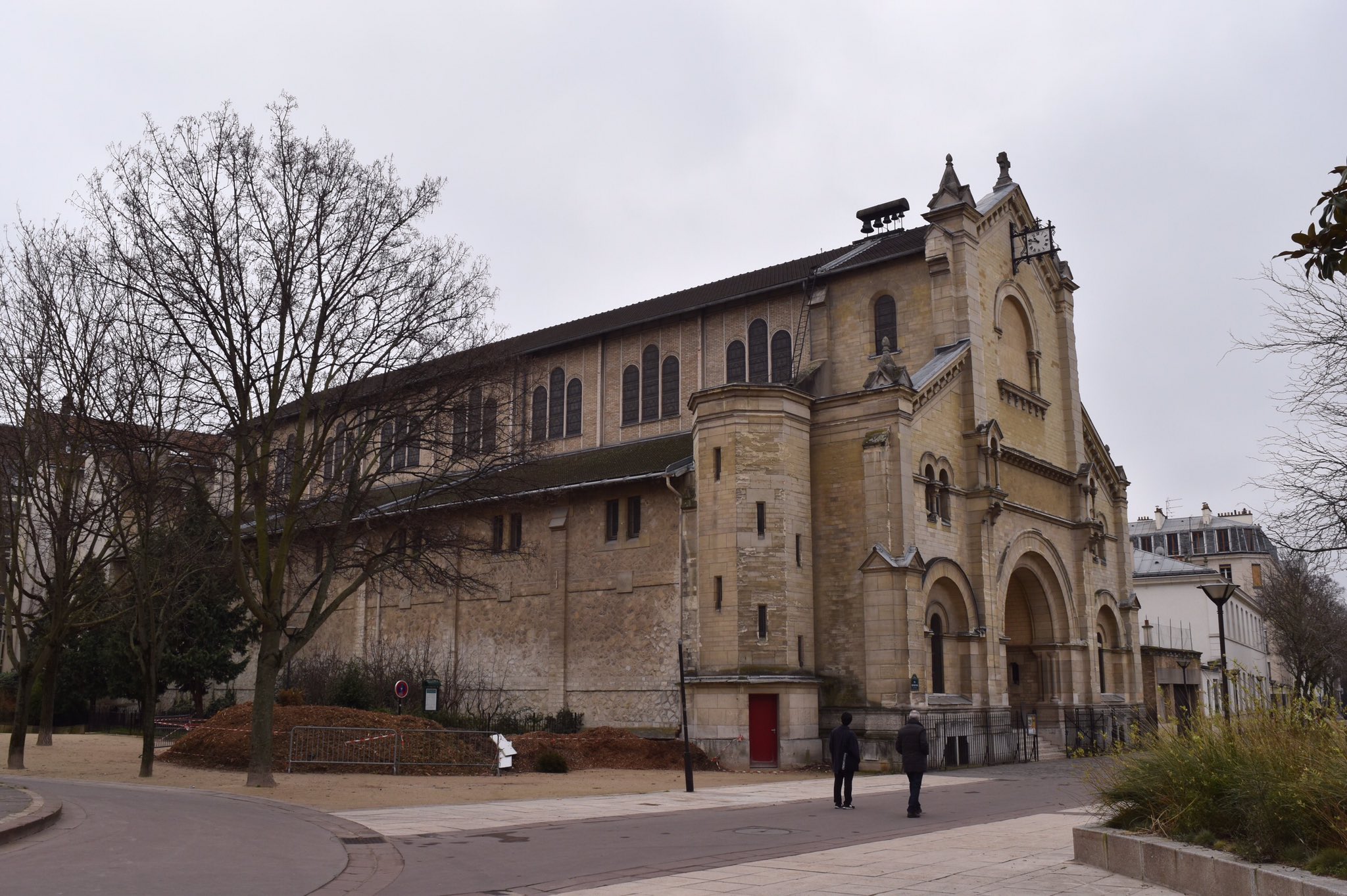 M Iwamoto On Twitter 土居さんのパリの推し建築をみにいく L Eglise Notre Dame Du Travail 1902 鉄骨造の教会 その名も労働聖母教会 一緒に見学した学生がググったところ 工場労働者が心落ち着く空間をめざして 鉄骨を採用したらしい Https T Co