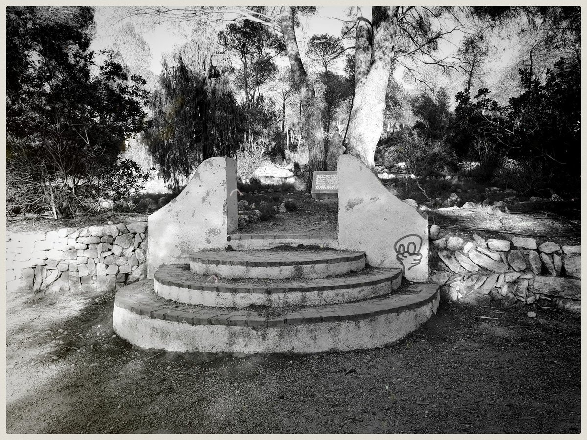 somestinkydude's tweet photo. Old spot near the ruins. #mobilephotography #blackandwhitephotography #50of365 #ruins #oldplaces #kultcamera #visualtweets https://t.co/e0u2UajA1c