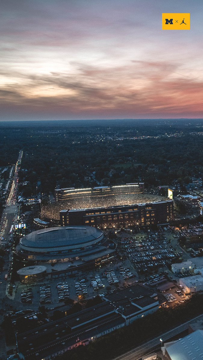 UMichFootball's tweet image. Nothing like a fall Saturday night in Ann Arbor... 

#GoBlue | #ThisIsMichigan