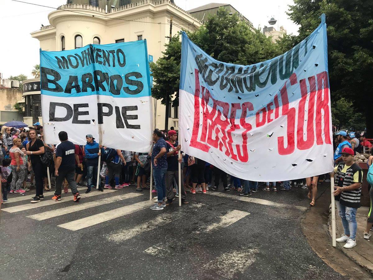 LT8am830's tweet photo. 🔴🎙️📻#Procopio830 I Organizaciones frente al concejo se movilizan en contra de la propuesta de cambiemos sobre multar los piquetes. Marchan hacia la sede del ministerio de desarrollo social de la nación https://t.co/PRsWlVFxuR