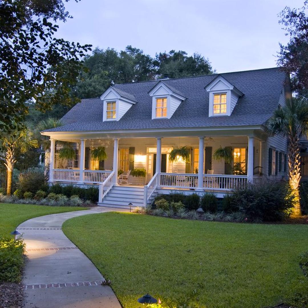 With gorgeous porches, classic #architectural features like columns,  abundant windows, and raised foundations; click to see why #Southern homes are not only functional, but altogether awe-inspiring: qoo.ly/vihui
 #realty #southernhomes