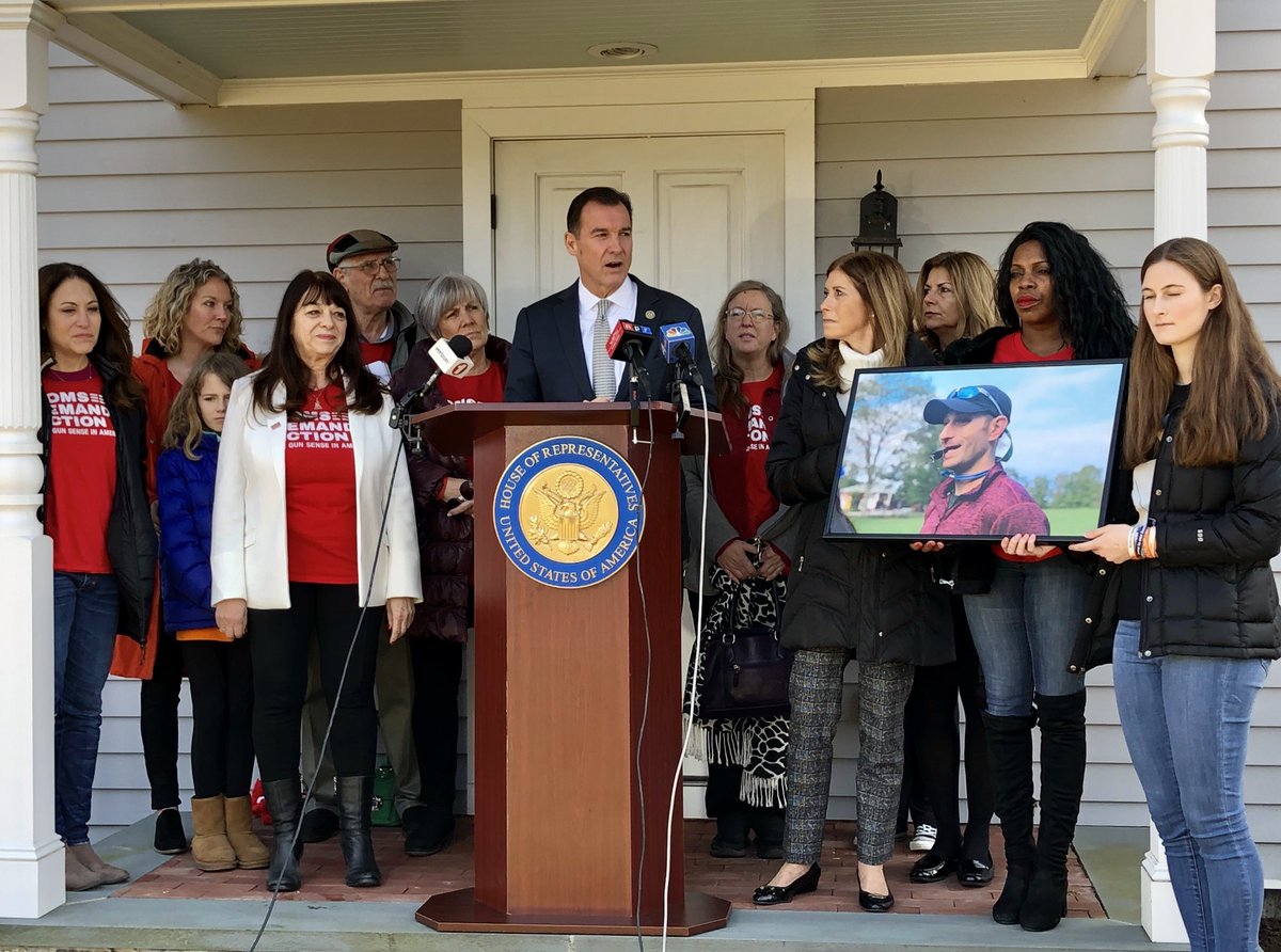 Today, I was joined by Linda Beigel Schulman & reps from @MomsDemand & @NYAGV1 in support of H.R. 8, which will require universal background checks on all gun purchases. Today's group paid tribute to the Parkland victims & is urging for swift passage of H.R. 8 in the House.