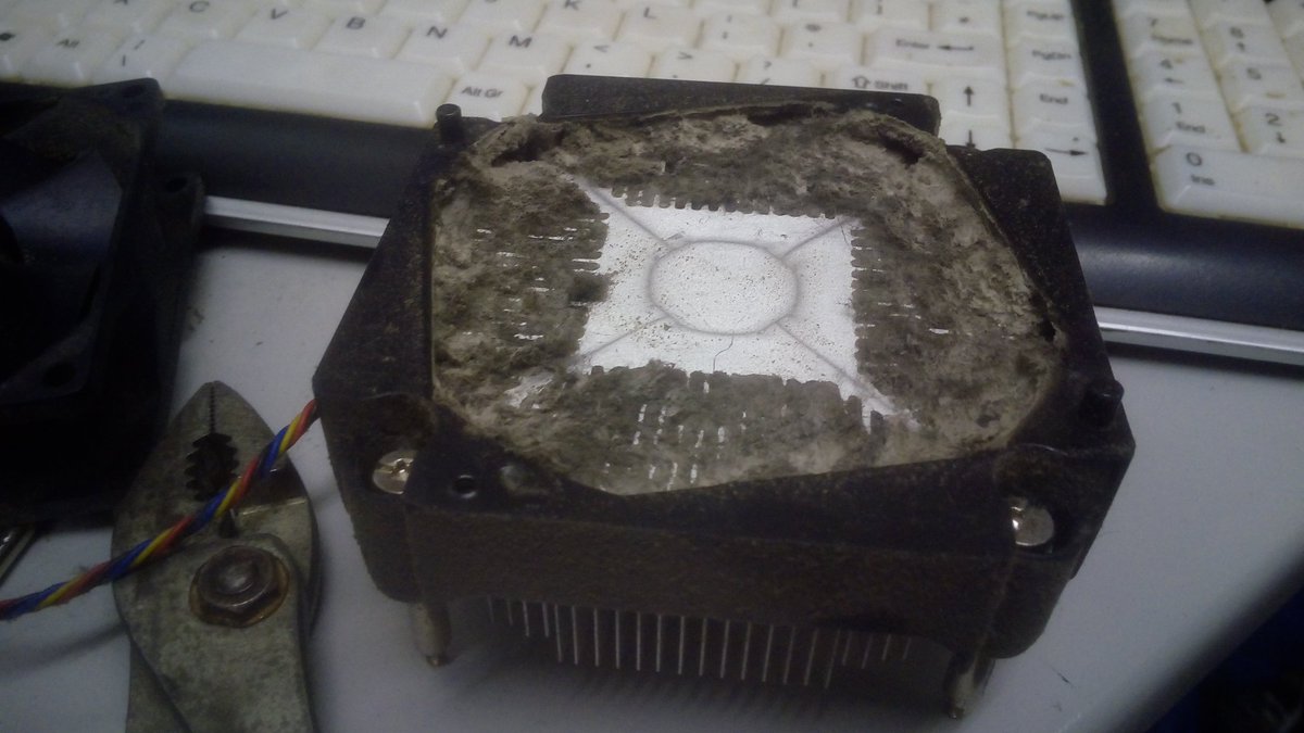 ComputerDiscou2's tweet photo. This is why most computers #overheat or run terribly #slow https://t.co/fIh2hNqeNs
