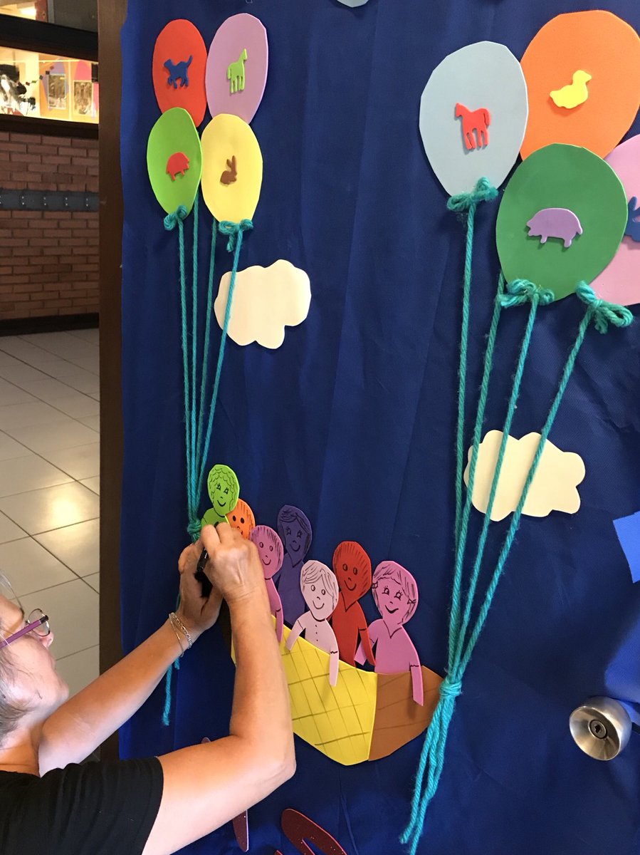 Demain… c'est la #rentrée! Les enseignants finalisent la décoration de la  cour et des classes des petits de #maternelle. // ¡Mañana es la vuelta a  #clases! Los maestros y maestras finalizan la, image size:899x1200