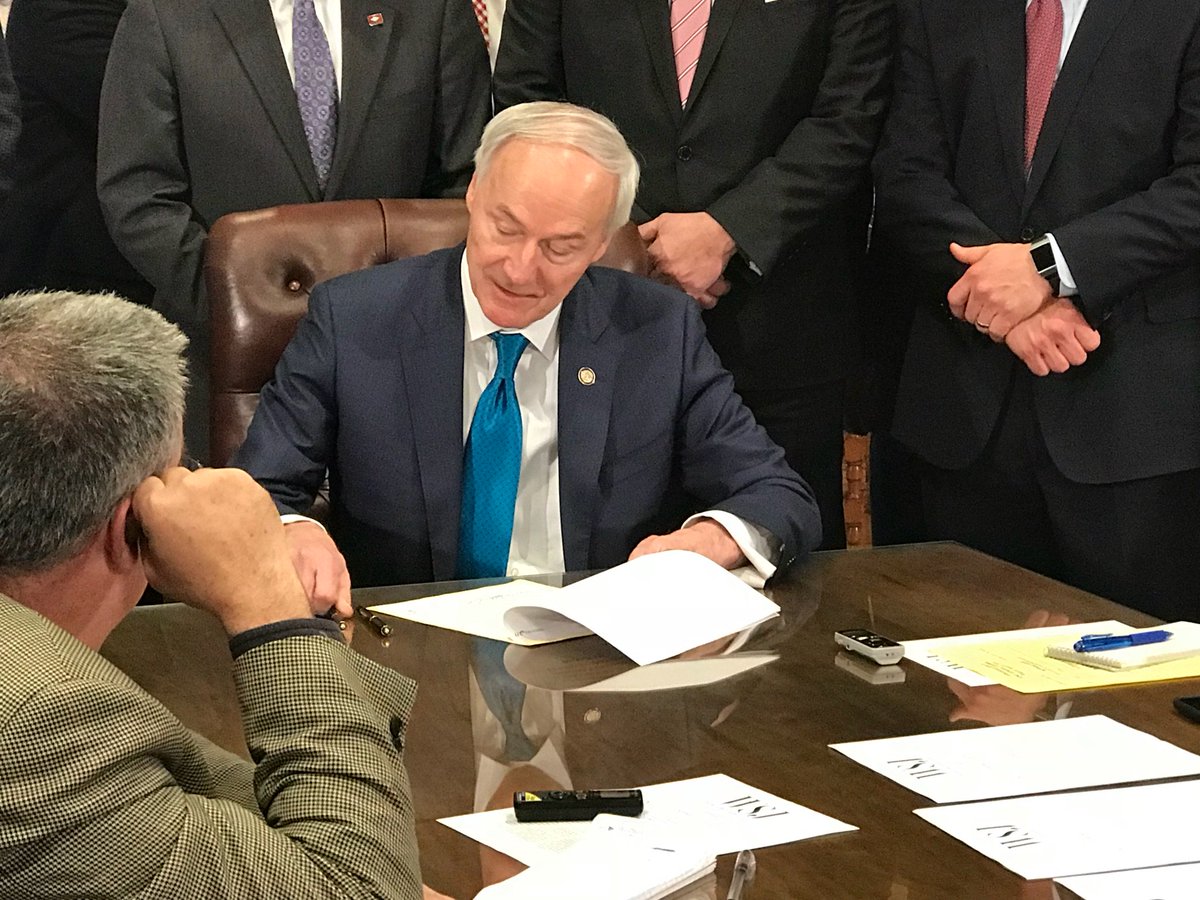 ping6288's tweet photo. Governor signs the tax bill lowering tax rate to 5.9 percent over the next two years. @KARK4News @FOX16News https://t.co/nqiZDHHYYt