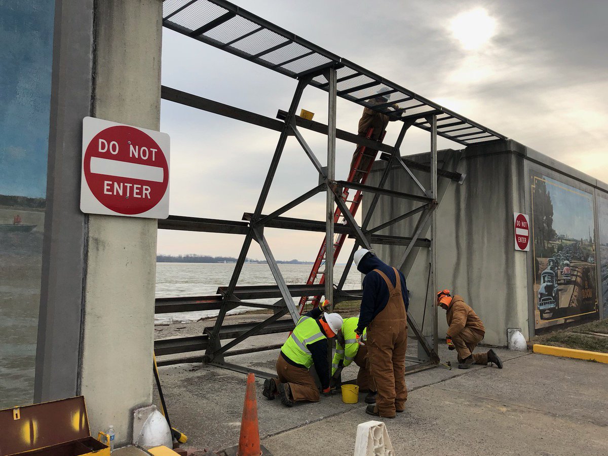 rdcpaducah's tweet photo. Most days, the flood wall catches our attention with its beautiful murals that tell the story of our community.
Today is not most days, we are thankful for this magnificent structure that keeps high river waters at bay &amp; those that are working tirelessly to ensure our safety! https://t.co/R5D9jNIZ4w