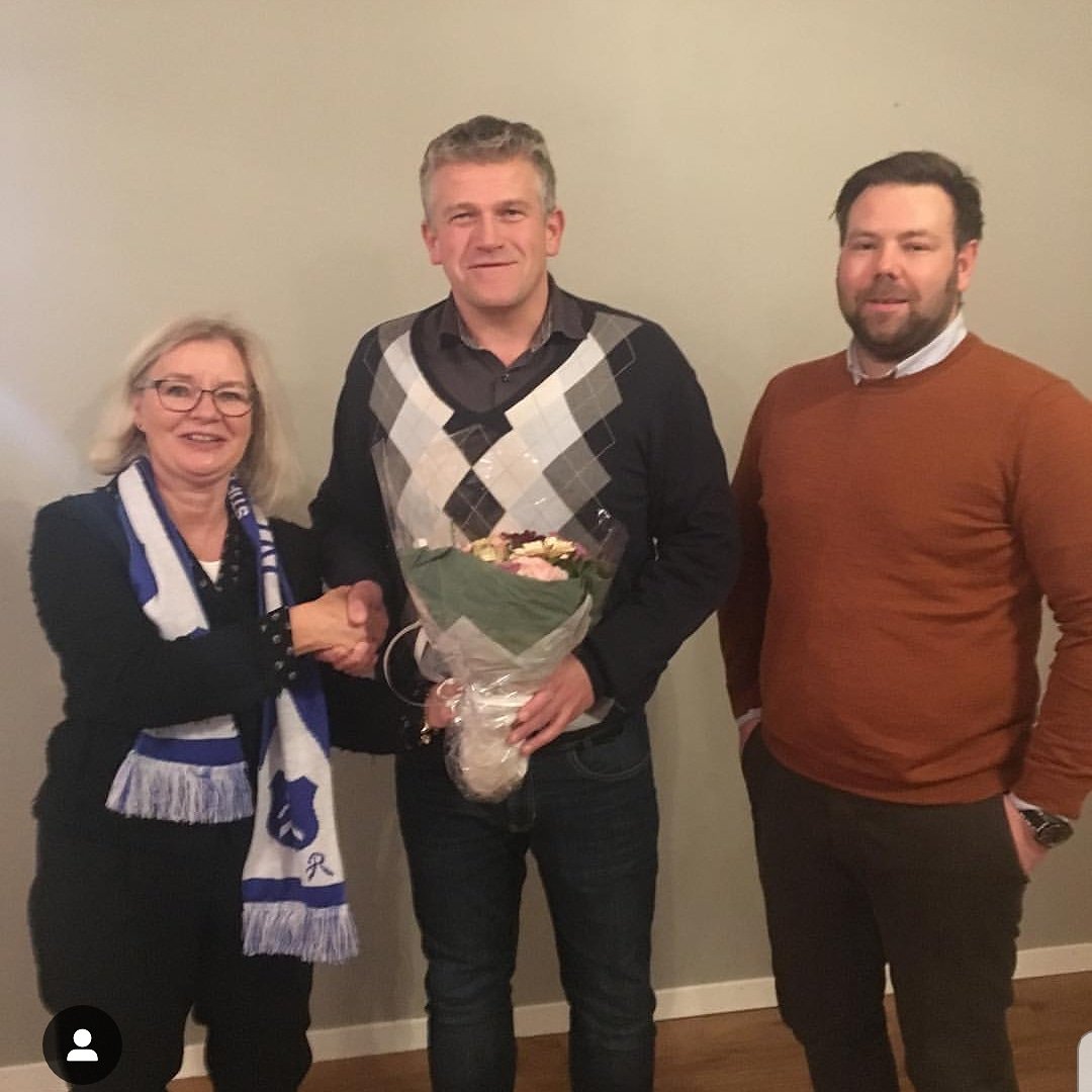 I kveld har vi forlenget vår samarbeidsavtale med Sparebanken Møre, Merete og Joachim fra kontoret i Ålesund, her sammen med styreleder Rolf Hansen i @sportsklubbenrollon , er glade for å fortsette det gode samarbeidet i 3 nye år. 🎉
