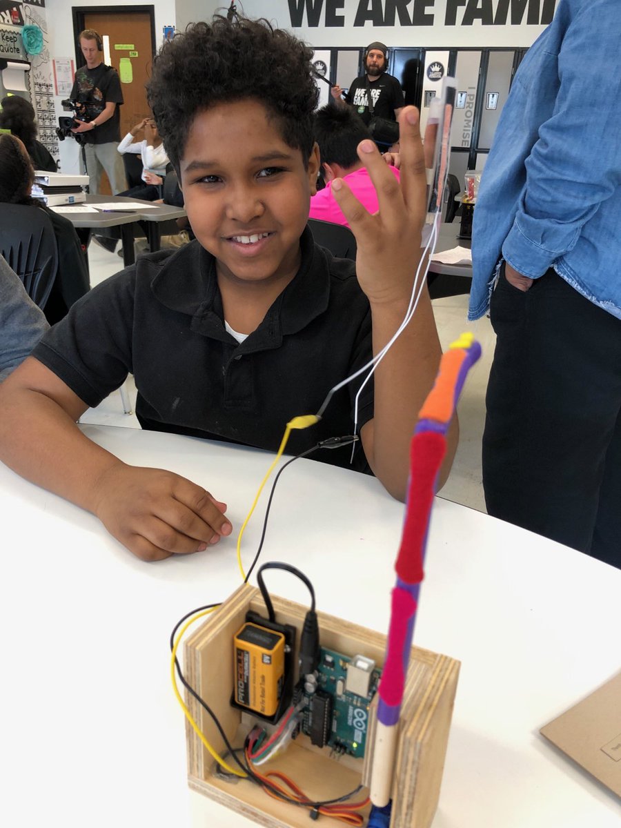 ScholarlyIntel's tweet photo. Hi guys! I felt inspired when I built my mechanical finger. I used perseverance and problem solving skills. I was a perpetual learner &amp; I built a finger from cardboard, copper, cord, cables. I was #nervous #excited #HackingSTEM #STEM #IPROMISE @KingJames @IPROMISESchool https://t.co/kBqD4jsuhQ