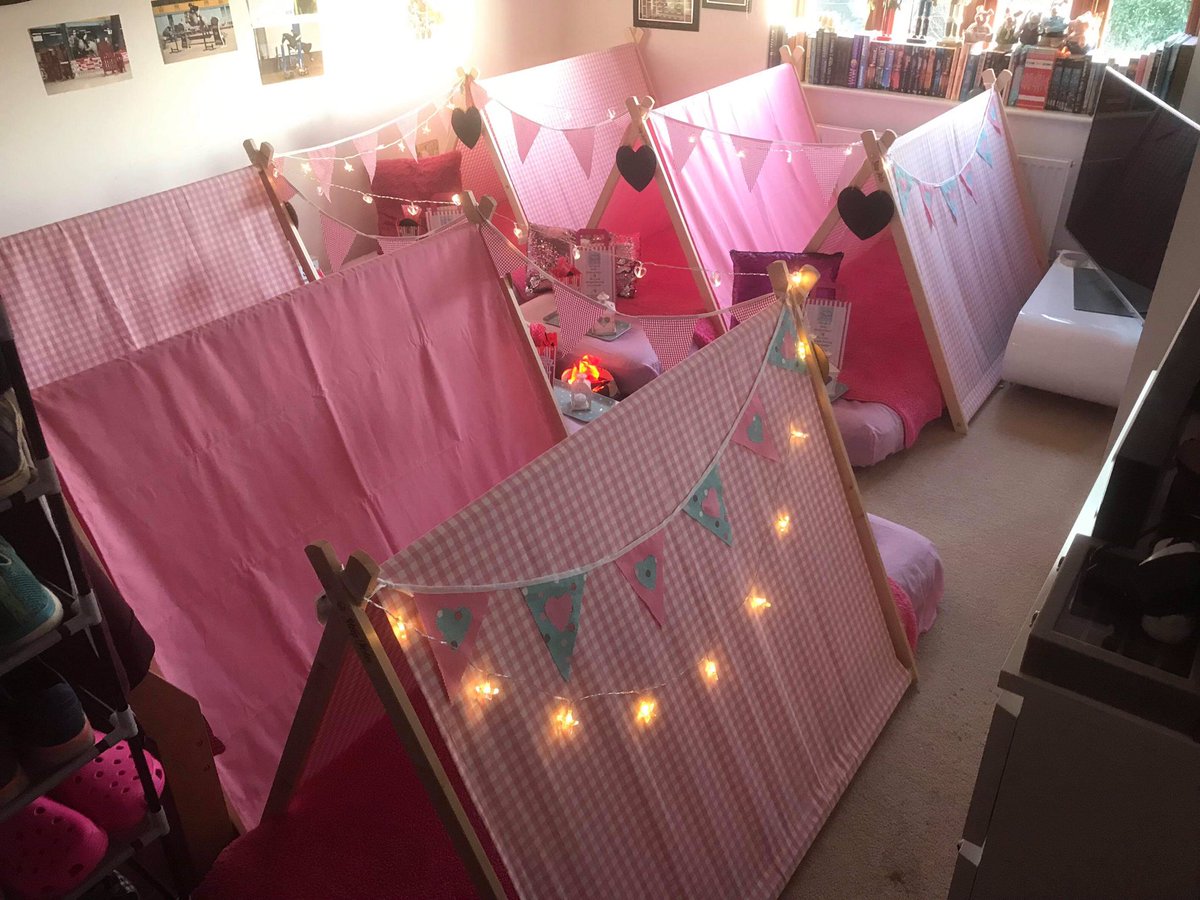 SleepunderW's tweet photo. Sorry Im late #Warwickhour, been busy sorting out returns from a party for 6 last night and turning it around into a party for 4 tomorrow #SleepUnder #sleepoverparty https://t.co/0EA1YKxkRz