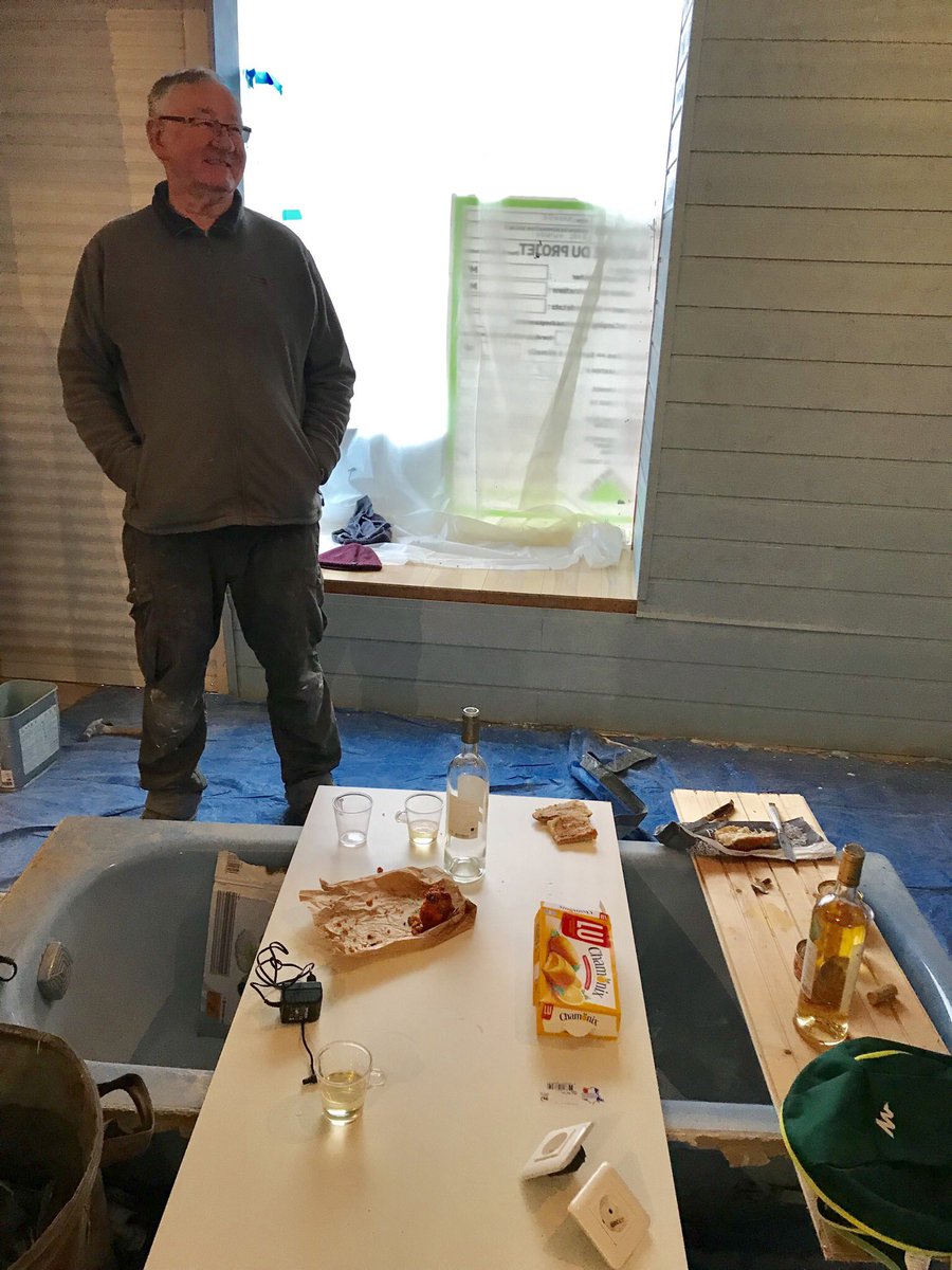 GwinouW's tweet photo. Important de bien se nourrir  et d avoir un bon verre de vin quand on rénove une future cave #muscatsec #muscat #Gwinou  #pleurtuit #caveavin  #caviste #cotedemeraude #bretagne #dinard #monpapa https://t.co/fvqXA8NX7n