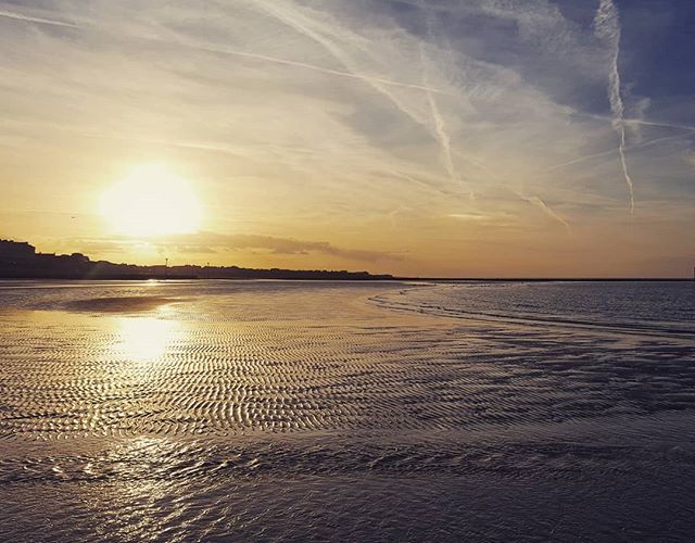 What an evening to be in #margate staying at the lovely @sandshotelmargate #springhassprung  #britishseaside @telegraphtravel #hotels #Hotelegraph #travel #staycation @marvellousmargate bit.ly/2BKAwjV