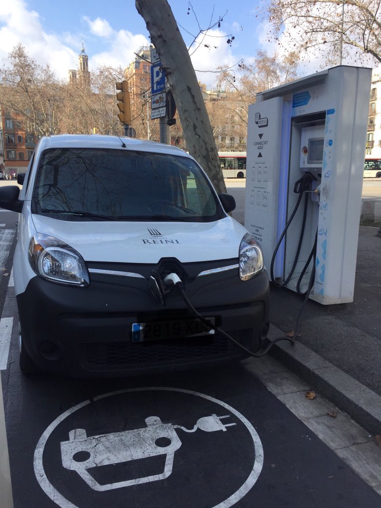 miriamvr2's tweet photo. @GrupoReini Un punt de càrrega és un recurs escàs i valuòs per un vehicle elèctric, no és una plaça de parking exclusiva! Fem bon ús ! https://t.co/zFW0LjrINu
