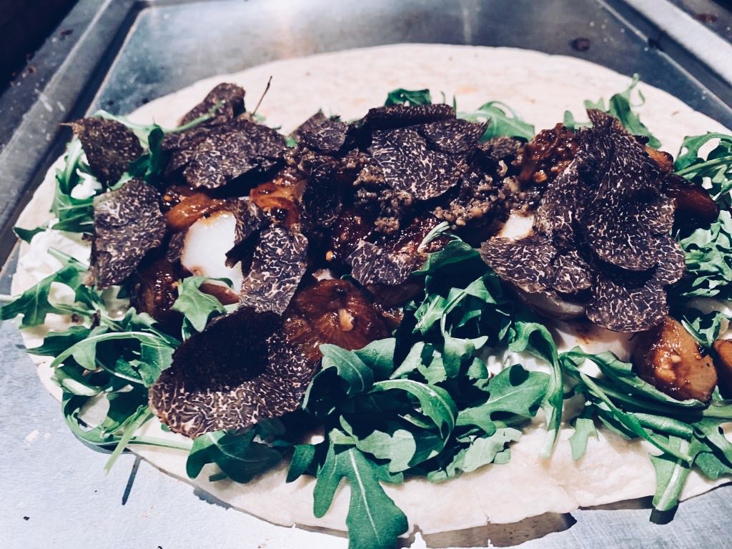 UrbaniTruffles's tweet photo. Truffle Piadina goals 😍
⠀
Aldo Piadina by Chef @michelecmassari with some fresh Black Winter Truffles.
⠀
#UrbaniTruffles #TruffleLabNYC https://t.co/jW2th8qDdV