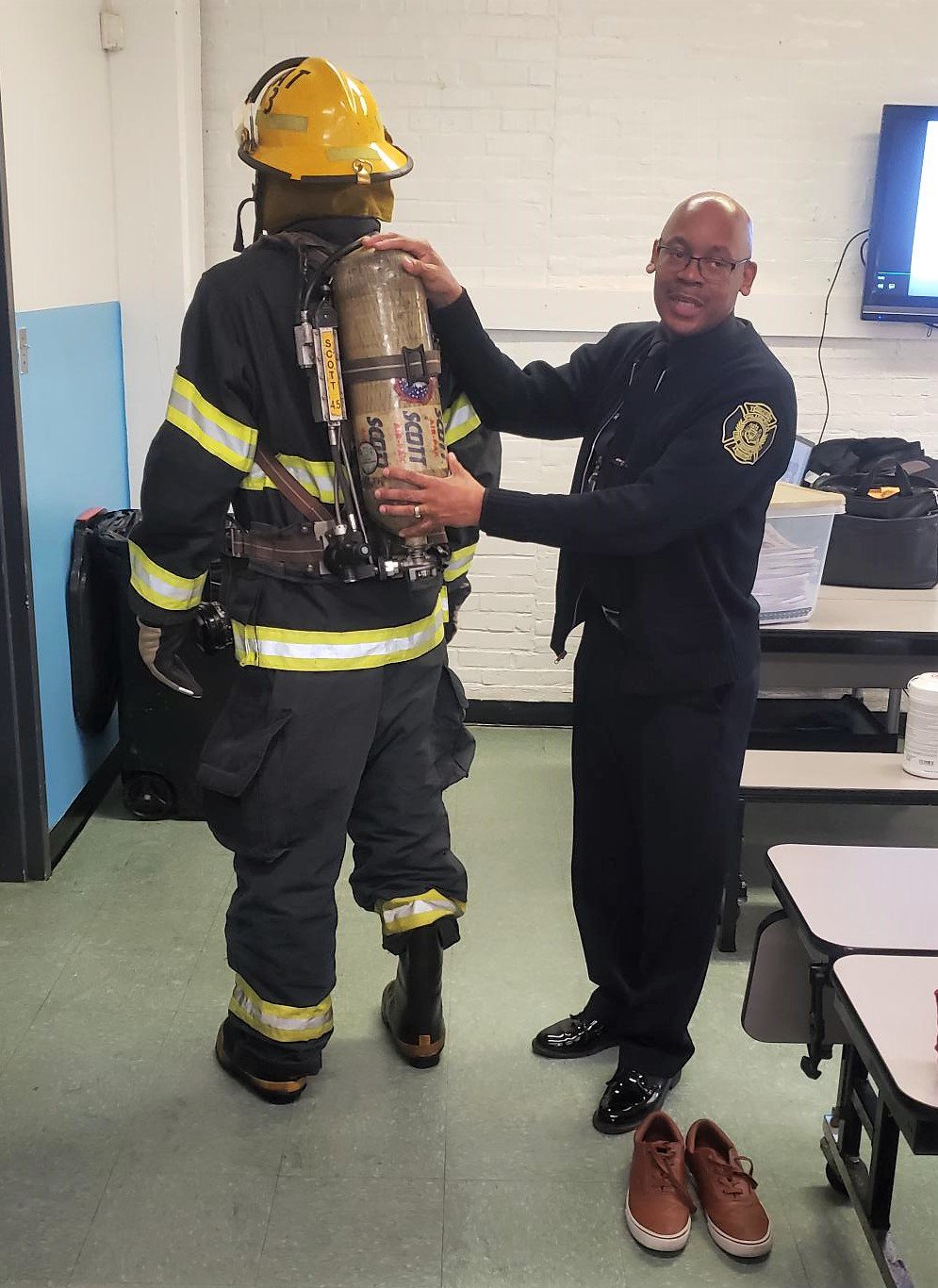 philadelphia-fire-on-twitter-pfd-members-visited-the-philadelphia-montessori-charter-school-today-to-talk-about-fire-prevention-with-these-young-students-because-fire-is-everyone-s-fight-https-t-co-cwydag36sl-twitter