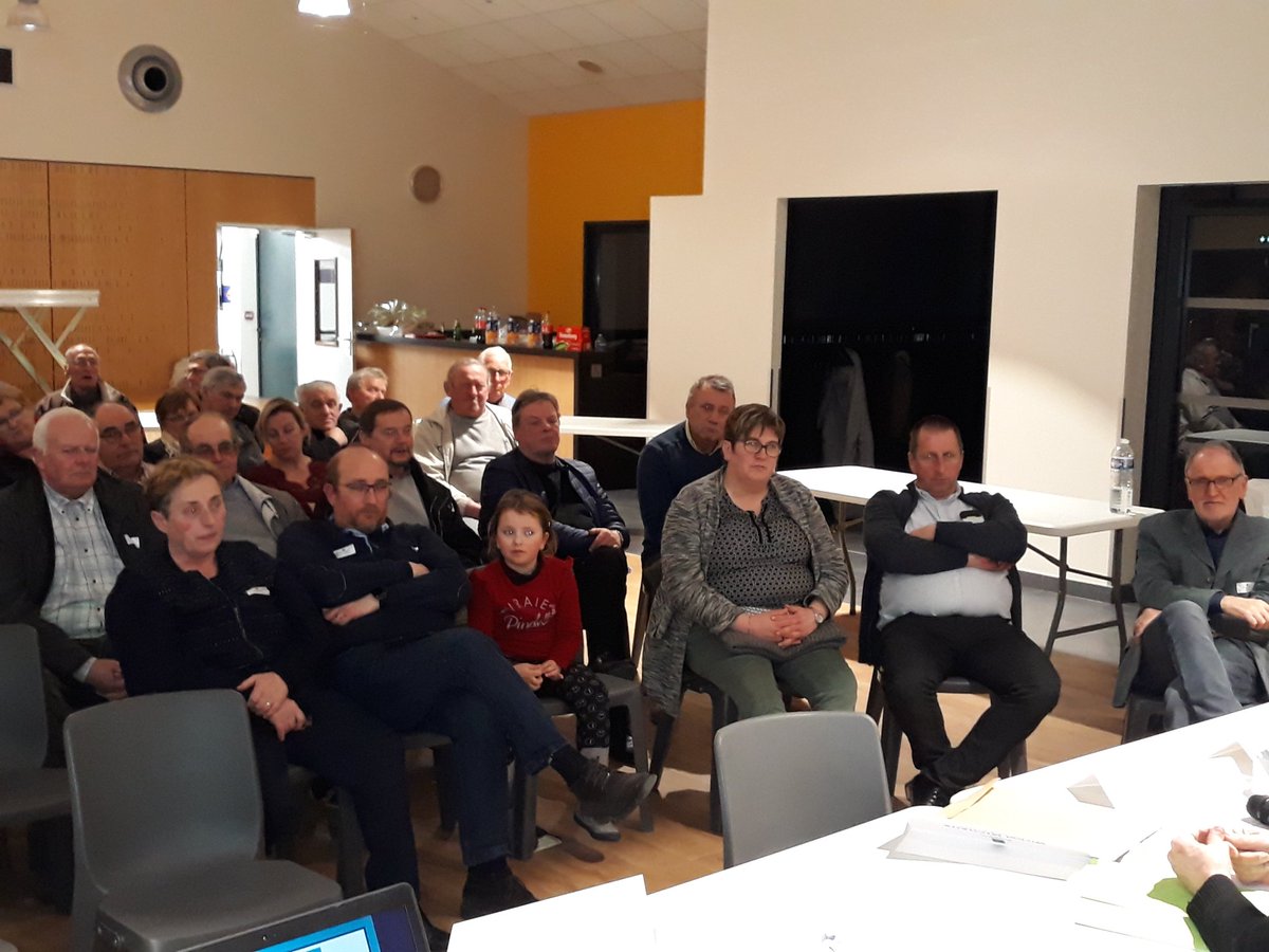 Assemblée generale de beaumerie #caisseslocales #elusgroupama 
Des sociétaires conquis par le récit de ph Valcq  de nombreuses questions sur le pays de Montreuil